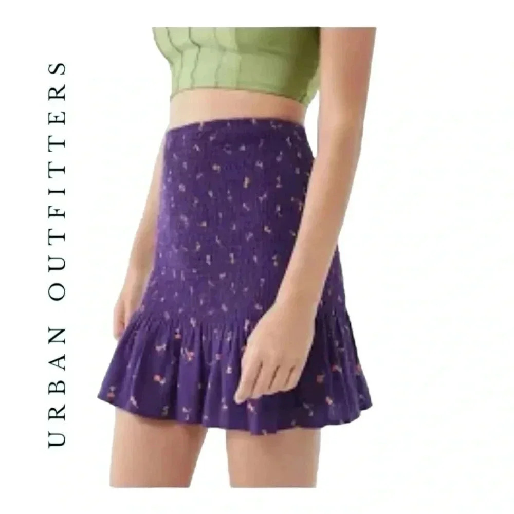 1698. URBAN‎ OUTFITTERS HALF SMOCKED HALF FLARE MINI SKIRT SIZE MEDIUM FLORAL